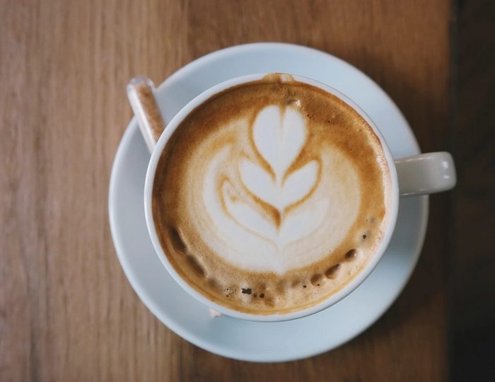 リーフ模様のカフェラテ