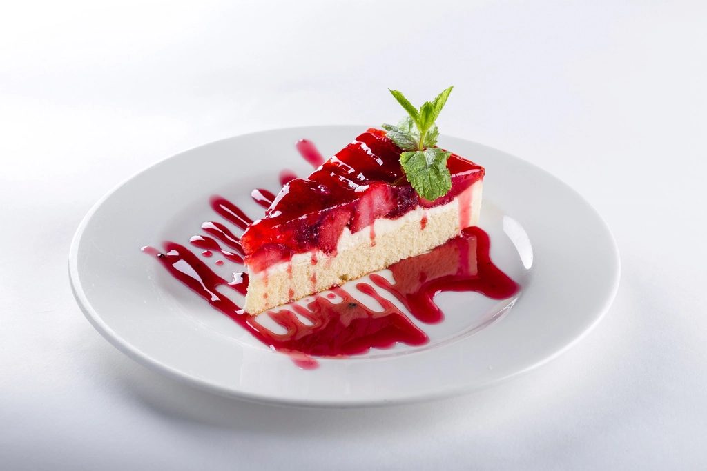 ベリーソースのかかったケーキ