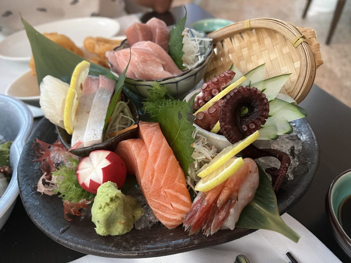 鮪・鮭・蛸・甘海老などの刺身盛り合わせ