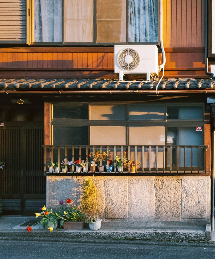 板張りの外壁と格子窓を直した二階建ての町家