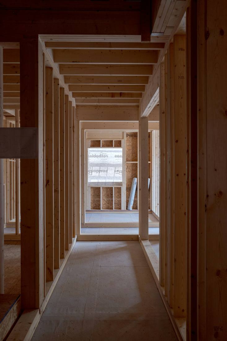 柱と梁が組み上がった、建築中の木造住宅の室内